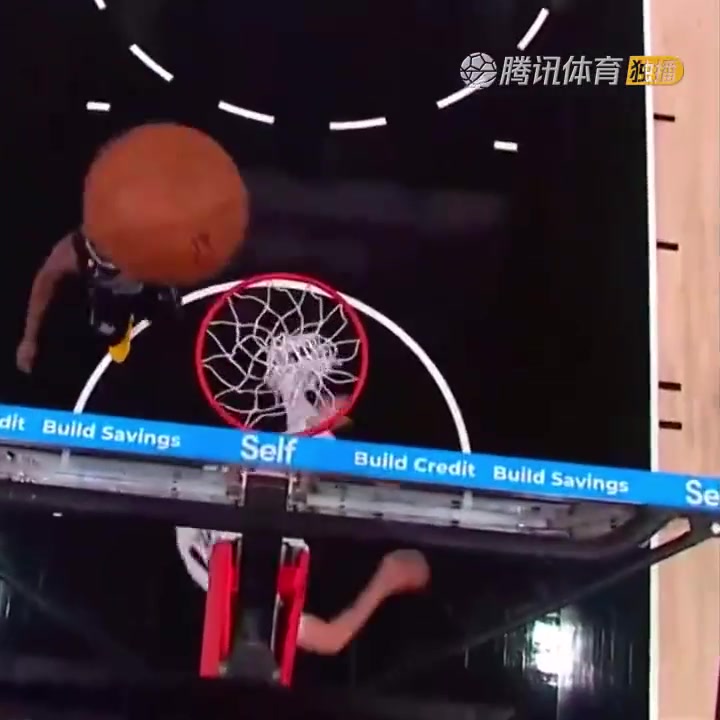罕見一幕！努爾基奇拋投 球神奇停在籃板上沿 看呆凱爾登?。ㄅ瑺柣婕\）