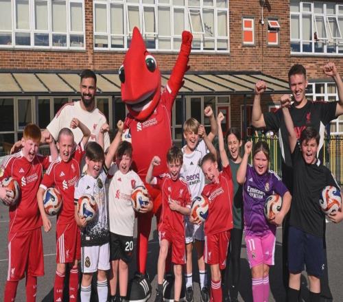 馬馬爾達什維利和伍德曼亮相小學(xué)校園，參加慈善基金會行動